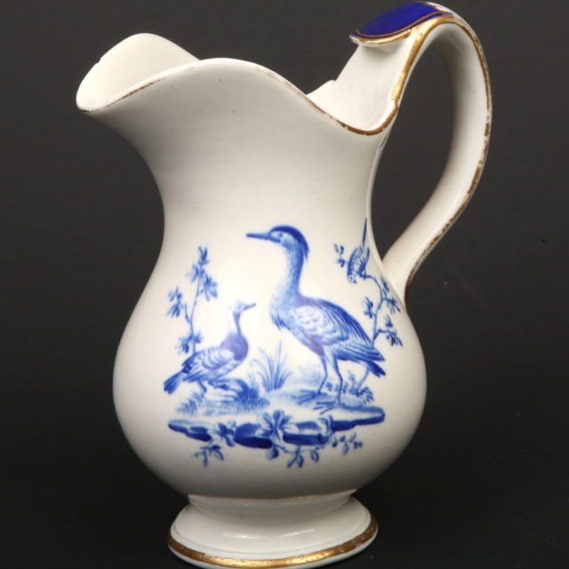 Pot à lait casque porcelaine Tournai oiseaux polychrome 18e